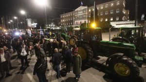 Αγρότες: Έφτασαν με τα τρακτέρ στο Σύνταγμα – Πανό και συνθήματα μπροστά από τη Βουλή, κλειστό το κέντρο (Εικόνες & Βίντεο)