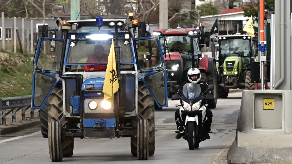 Αγρότες: Καθ’ οδόν για το Σύνταγμα και το συλλαλητήριο τα τρακτέρ – Απροσπέλαστο το κέντρο της Αθήνας