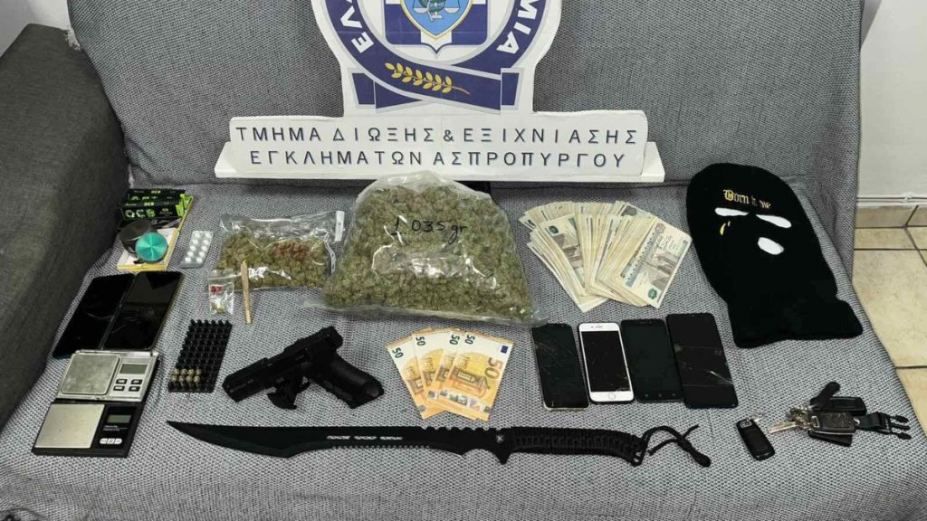 Αιγάλεω: Έπιασαν “στα πράσα” δύο άτομα που πουλούσαν ναρκωτικά σε πλατεία