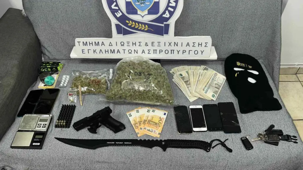 Αιγάλεω: Έπιασαν “στα πράσα” δύο άτομα που πουλούσαν ναρκωτικά σε πλατεία