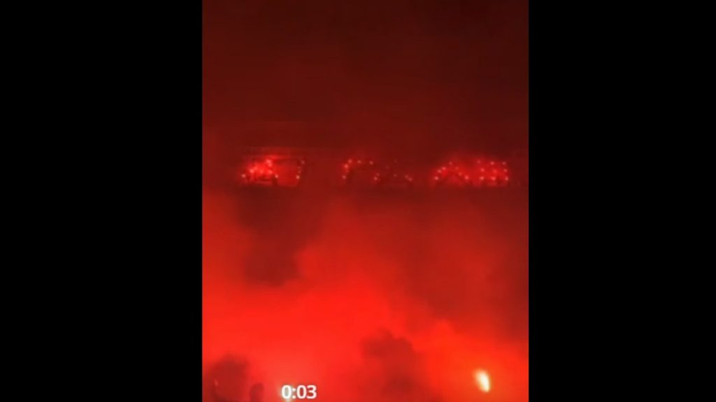 Αιγάλεω: Τρόμος με οπαδό που έβγαλε πιστόλι και πυροβόλησε στον αέρα στο στο γήπεδο του “Σίτι” (βίντεο)