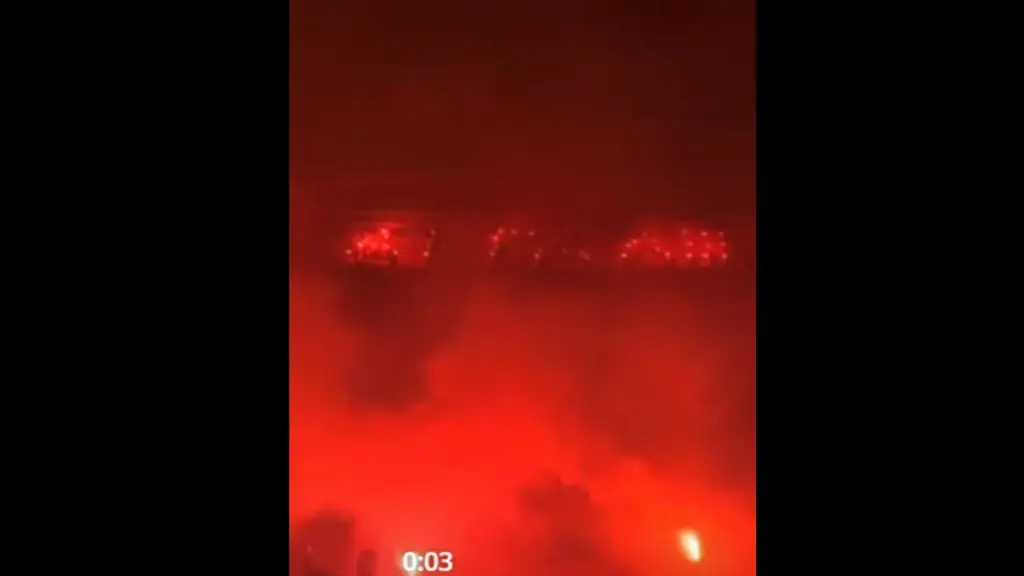 Αιγάλεω: Τρόμος με οπαδό που έβγαλε πιστόλι και πυροβόλησε στον αέρα στο στο γήπεδο του “Σίτι” (βίντεο)