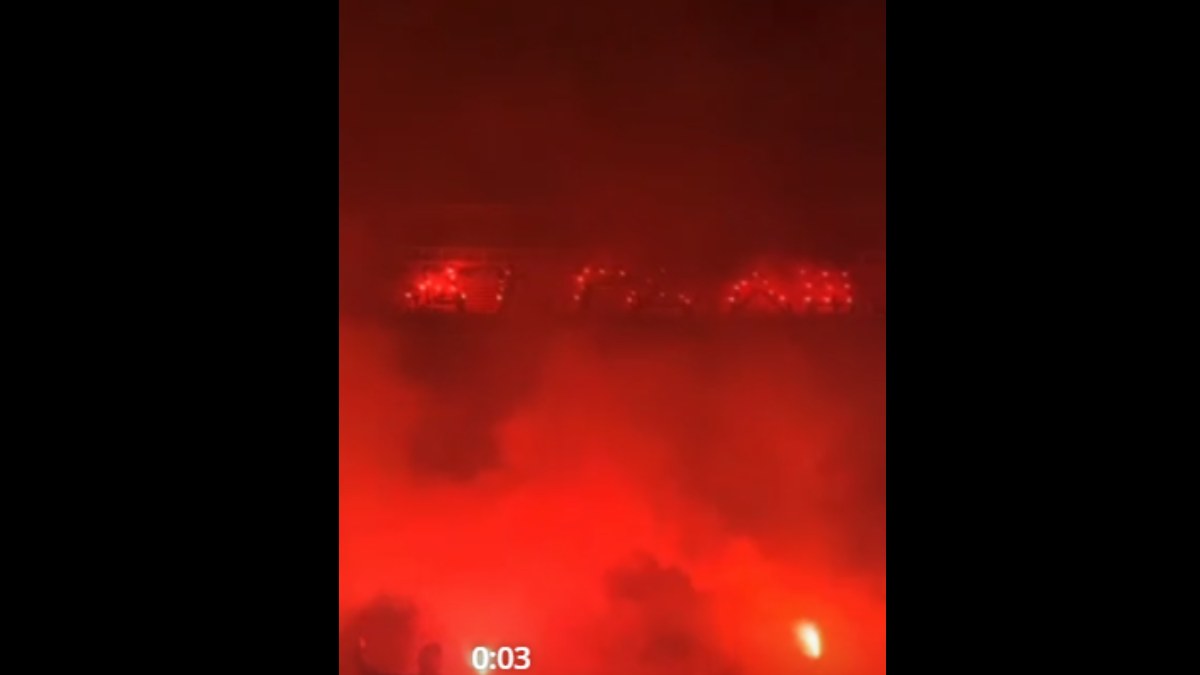 Αιγάλεω: Τρόμος με οπαδό που έβγαλε πιστόλι και πυροβόλησε στον αέρα στο στο γήπεδο του “Σίτι” (βίντεο)