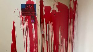 Αλεξοπούλου για τον βανδαλισμό στο πολιτικό της γραφείο: “Βγάλτε τις κουκούλες και ελάτε να μιλήσουμε”