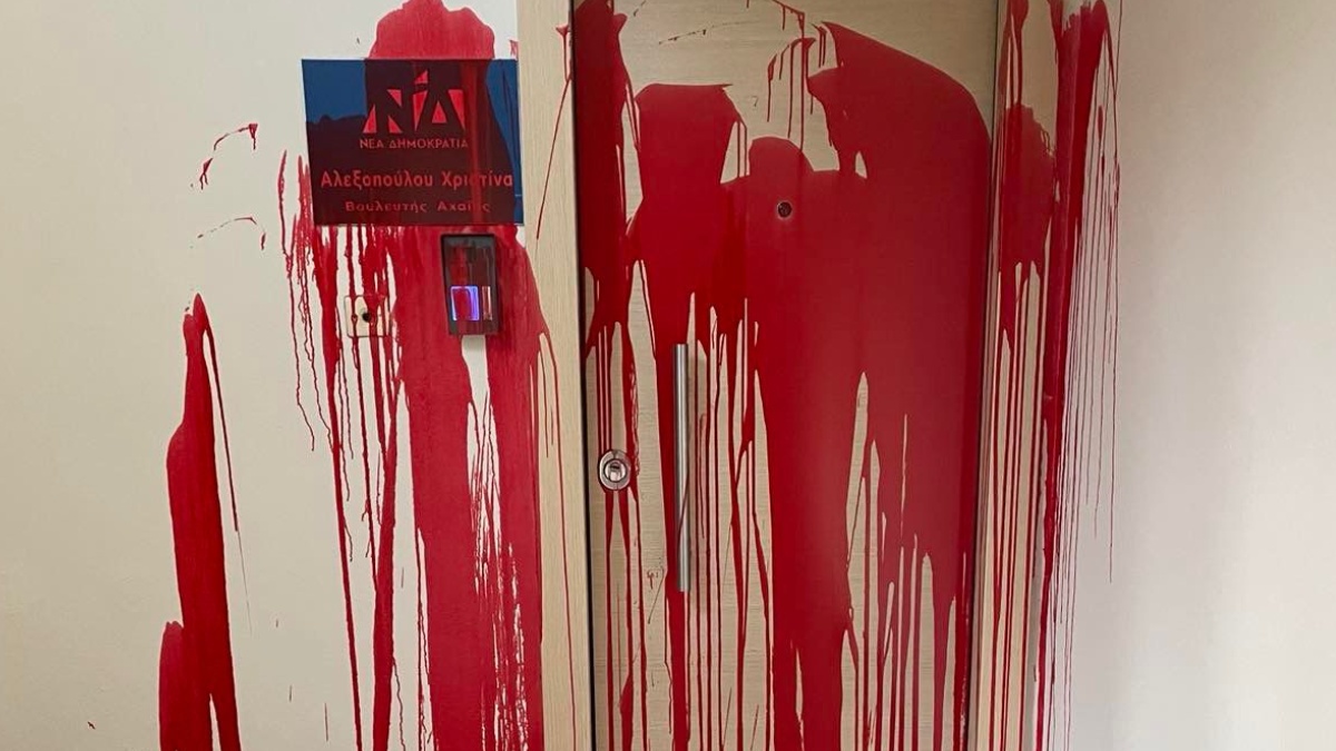 Αλεξοπούλου για τον βανδαλισμό στο πολιτικό της γραφείο: “Βγάλτε τις κουκούλες και ελάτε να μιλήσουμε”