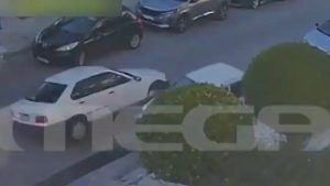 Άλιμος: Η στιγμή που μεθυσμένη οδηγός παίρνει σβάρνα 11 παρκαρισμένα αυτοκίνητα – Την ακινητοποίησαν περίοικοι (Βίντεο)