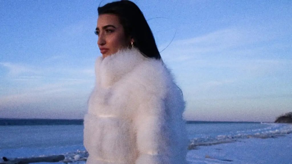 Η Αναστασία παρουσιάζει ένα ατμοσφαιρικό cinematic video clip για το «Βρέχει»