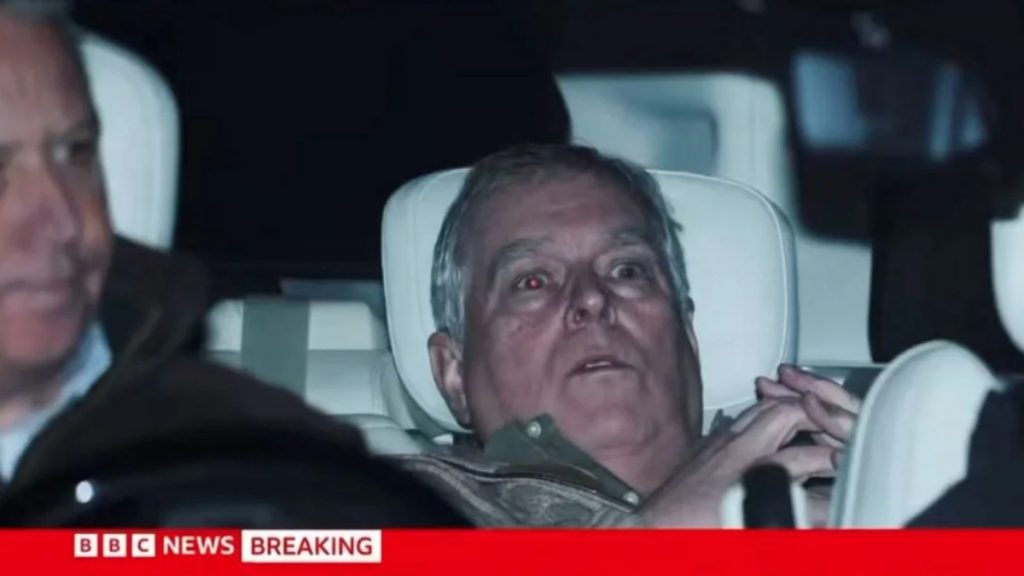 Αφέθηκε ελεύθερος ο έκπτωτος πρίγκιπας Άντριου – Η στιγμή της αποχώρησης του από το αστυνομικό τμήμα