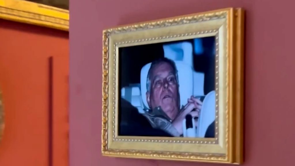 “Έκθεμα” στο Λούβρο έγινε η φωτογραφία από την σύλληψη του πρίγκιπα Άντριου – Η ενέργεια των ακτιβιστών που προκάλεσε σχόλια (βίντεο)