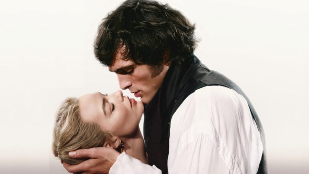 «Ανεμοδαρμένα Ύψη»: Η ιστορία αγάπης που ανάβει φωτιές μέχρι σήμερα