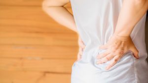 Αγκυλοποιητική σπονδυλοαρθρίτιδα: Τι είναι, τα συμπτώματα, ποιους προσβάλλει & πώς αντιμετωπίζεται