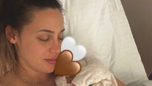 Γέννησε η Άννα Κορακάκη – Οι πρώτες φωτογραφίες με την νεογέννητη κόρη της