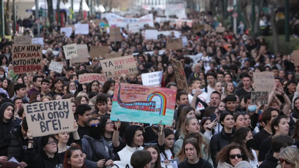 “Παραλύει” η χώρα στις 28 Φεβρουαρίου – Ποιοι θα συμμετέχουν στην πανελλαδική απεργία για τα Τέμπη