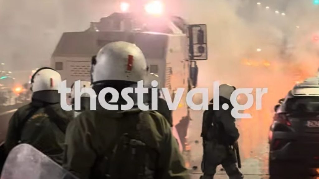 Θεσσαλονίκη: “Δεν δώσαμε άδεια για πάρτι” λέει η Πρυτανεία για τα επεισόδια έξω από το ΑΠΘ