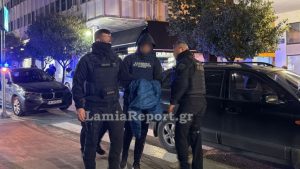 Λαμία: Στα δικαστήρια φορώντας αλεξίσφερο γιλέκο ο αρχιφύλακας των Φυλακών Δομοκού – Πήρε προθεσμία να απολογηθεί (Εικόνα & Βίντεο)