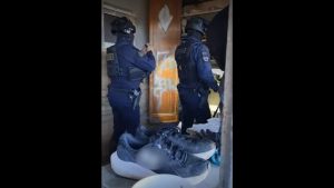 Επιχείρηση της ΕΛΑΣ στον Ασπρόπυργο: Ξήλωσαν καλώδια 1 χλμ. – 9 συλλήψεις για ρευματοκλοπή (βίντεο)