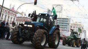 Αγρότες στην Αθήνα: Τα τρακτέρ φτάνουν στο Σύνταγμα