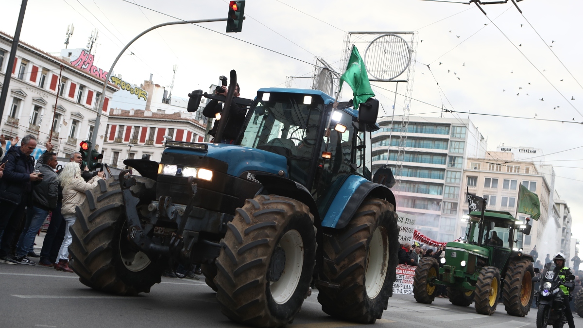 Αγρότες στην Αθήνα: Τα τρακτέρ φτάνουν στο Σύνταγμα