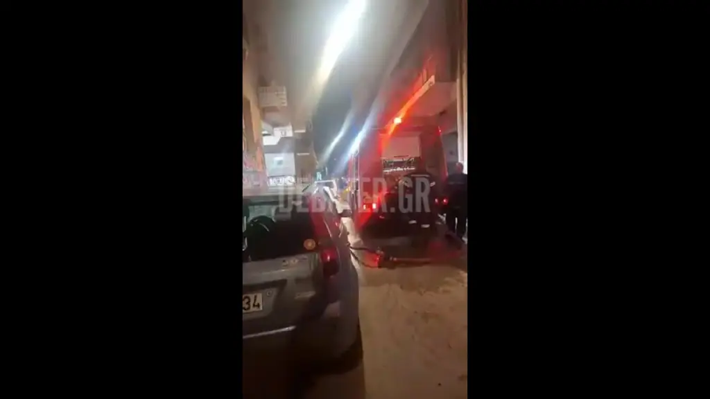 Φωτιά σε παλιό οίκημα δίπλα από τον Ερυθρό Σταυρό (Βίντεο)