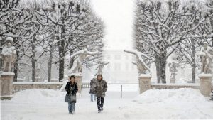 Αυστρία: Το χιόνι «μπλόκαρε» το αεροδρόμιο της Βιέννης