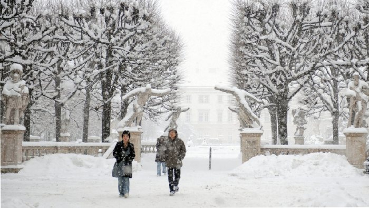 Αυστρία: Το χιόνι «μπλόκαρε» το αεροδρόμιο της Βιέννης