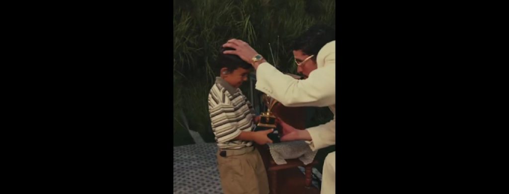 Bad Bunny: Χάρισε το Grammy του σε ένα μικρό αγόρι στη σκηνή του Super Bowl (Βίντεο)