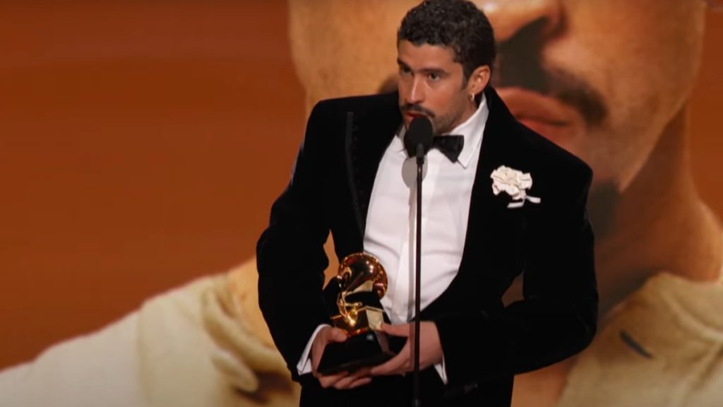 Bad Bunny: Το ηχηρό μήνυμα μετά τη νίκη του στα Grammy – “Έξω ο ICE, είμαστε άνθρωποι, δεν είμαστε ζώα” (βίντεο)