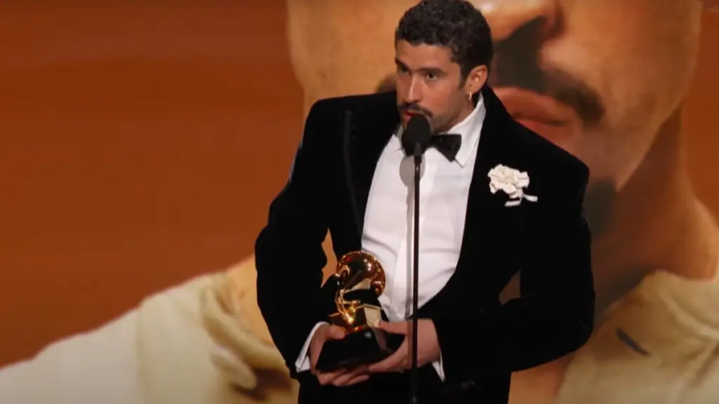 Bad Bunny: Το ηχηρό μήνυμα μετά τη νίκη του στα Grammy – “Έξω ο ICE, είμαστε άνθρωποι, δεν είμαστε ζώα” (βίντεο)