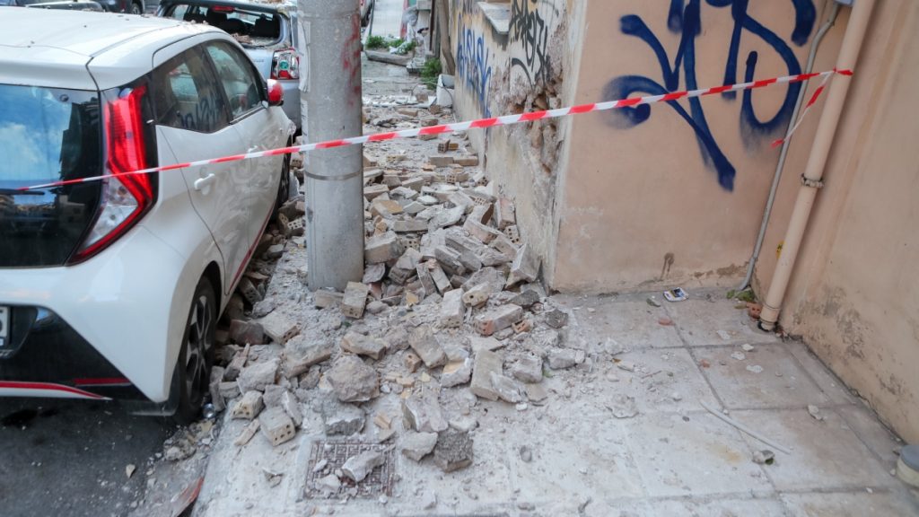 Απίστευτο περιστατικό στον Βόλο: 43χρονη έπεσε στο δρόμο μαζί με το μπαλκόνι του σπιτιού της