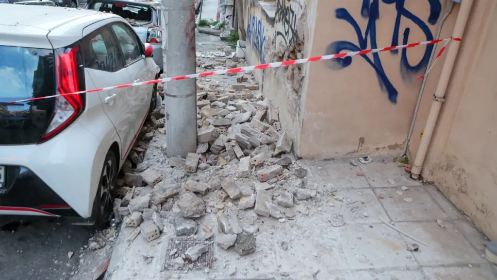 Απίστευτο περιστατικό στον Βόλο: 43χρονη έπεσε στο δρόμο μαζί με το μπαλκόνι του σπιτιού της