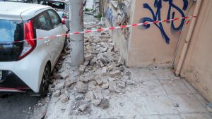 Απίστευτο περιστατικό στον Βόλο: 43χρονη έπεσε στο δρόμο μαζί με το μπαλκόνι του σπιτιού της