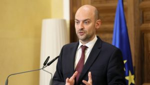 O Μπαρό κάλεσε στο Παρίσι τον πρεσβευτή των ΗΠΑ για τον θάνατο ακροδεξιού ακτιβιστή: “Δεν δεχόμαστε μαθήματα σχετικά με την βία”