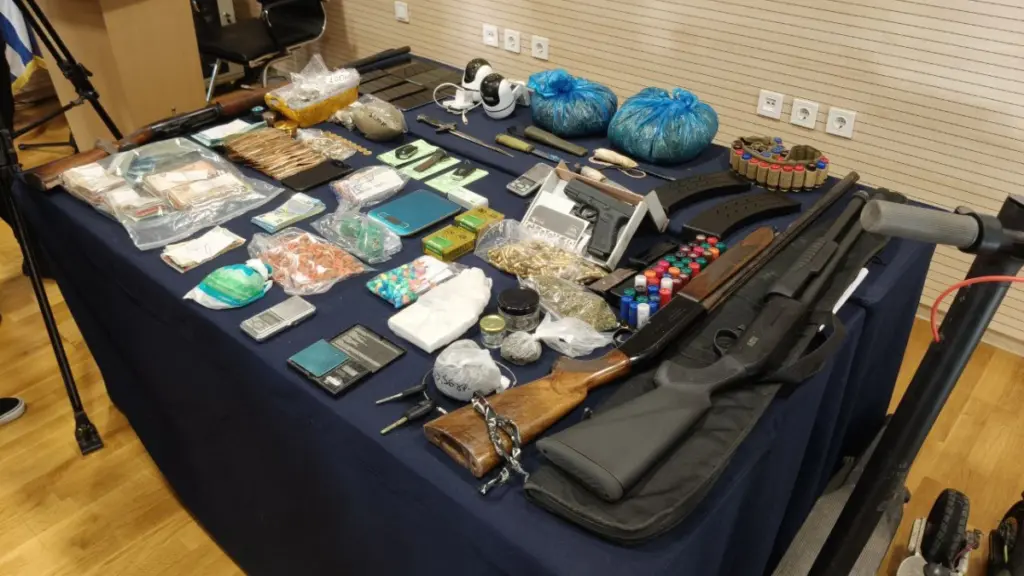 Εξαρθρώθηκε εγκληματική οργάνωση στον Βόλο – Βρέθηκαν όπλα και ναρκωτικά (φωτογραφίες)