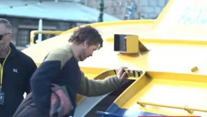 Μπραντ Πιτ: Η στιγμή που μπήκε στο «ιπτάμενο δελφίνι» για γυρίσματα της ταινίας του (vid)