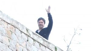 Μπραντ Πιτ: Χαιρέτησε τα τηλεοπτικά συνεργεία στα γυρίσματα της ταινίας στην Ύδρα (vid)