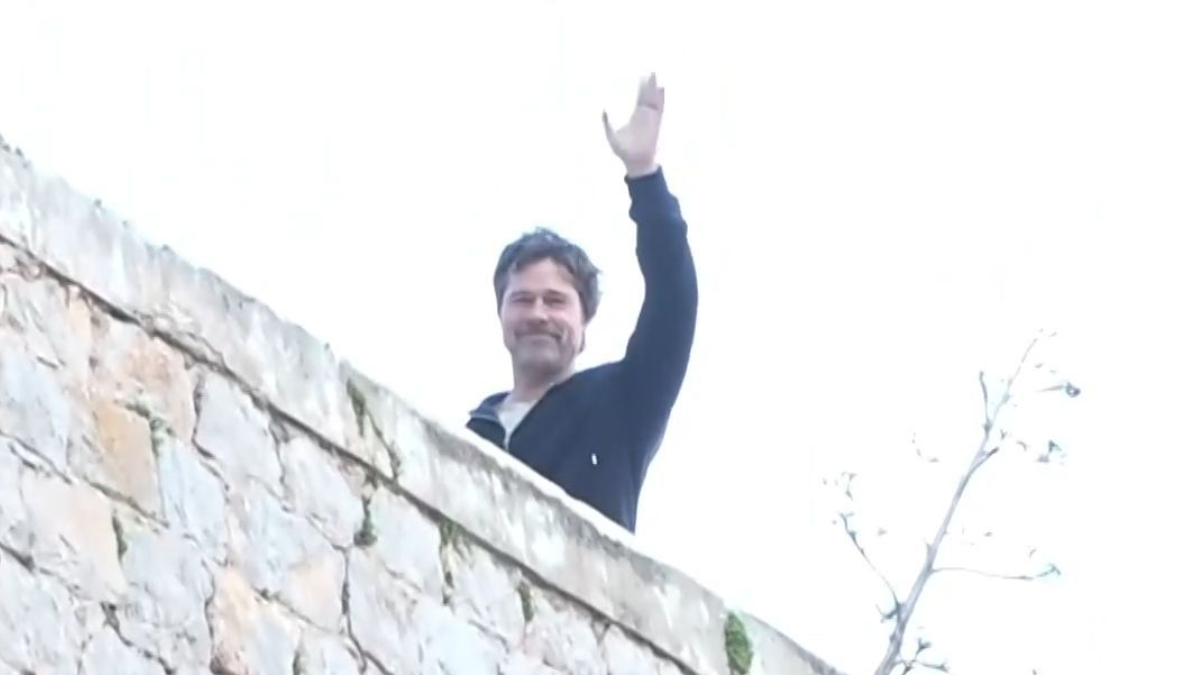 Μπραντ Πιτ: Χαιρέτησε τα τηλεοπτικά συνεργεία στα γυρίσματα της ταινίας στην Ύδρα (vid)