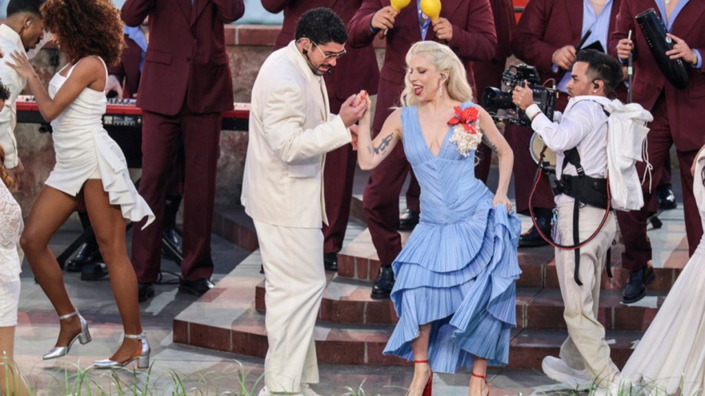 Bad Bunny – Lady Gaga: Πόσα χρήματα πήραν για τις εμφανίσεις τους στο ημίχρονο του Super Bowl;