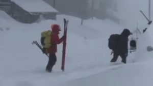 ΗΠΑ: Χιονοστιβάδα παρέσυρε σκιέρ στην Καλιφόρνια – Αγνοούνται δέκα άτομα (βίντεο)