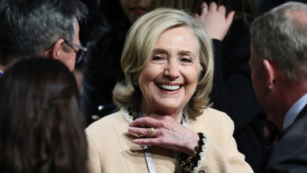 Επίθεση Χίλαρι Κλίντον κατά Τραμπ: “Ντροπιαστική η στάση για την Ουκρανία – Πρόδωσε τη Δύση”