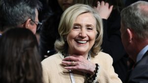 Επίθεση Χίλαρι Κλίντον κατά Τραμπ: “Ντροπιαστική η στάση για την Ουκρανία – Πρόδωσε τη Δύση”