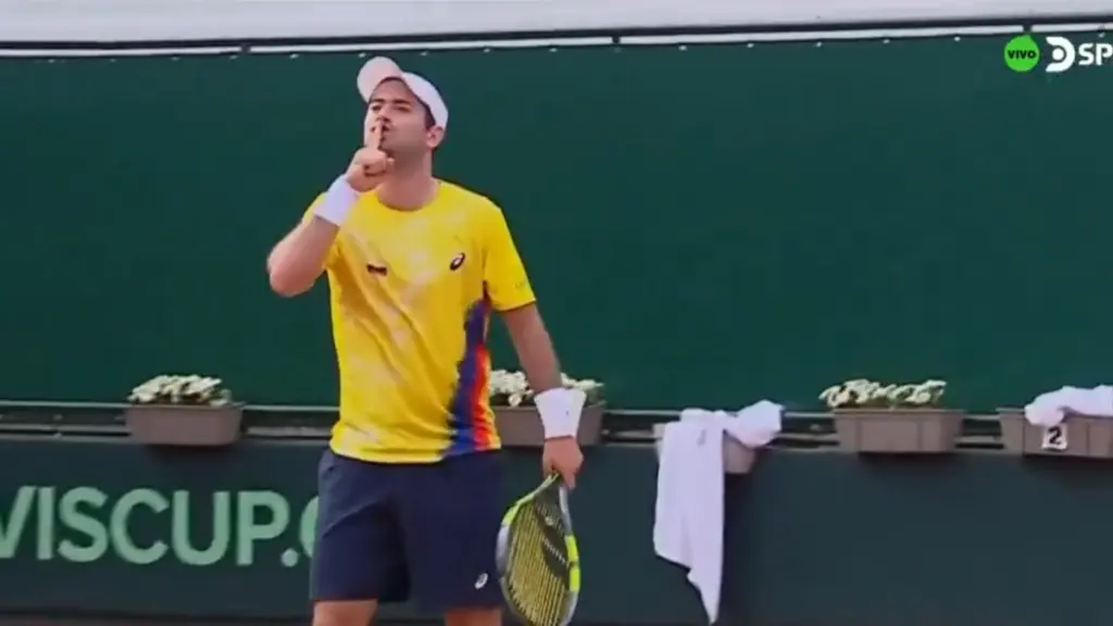 Davis Cup: Πέταξαν μπουκάλια και αντικείμενα σε Κολομβιανό τενίστα – Ζήτησε από το κοινό να σωπάσει (βίντεο)