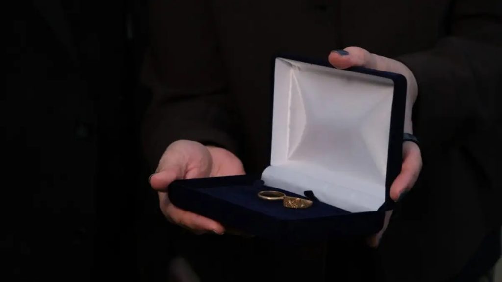 Από μια φωτογραφία σε δύο δαχτυλίδια μνήμης – Συγκινητική παράδοση κειμηλίων στη Θεσσαλονίκη
