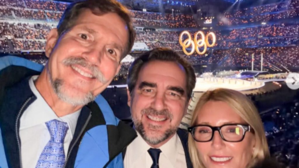 Χειμερινοί Ολυμπιακοί Αγώνες: Ο Παύλος Ντε Γκρες με γαλανόλευκη γραβάτα στην τελετή έναρξης