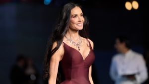 Demi Moore: Αποκαλύπτει γιατί στα 63 της δεν αποχωρίζεται τα μακριά μαλλιά της – Ποιος είναι ο λόγος