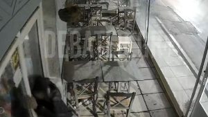 Εύοσμος: Διαρρήκτης έσπασε πόρτα ταβέρνας με τον ώμο και εισέβαλε στο κατάστημα (βίντεο)