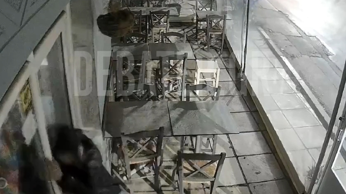 Αποκλειστικό DEBATER: Διαρρήκτης στον Εύοσμο έσπασε πόρτα ταβέρνας με τον ώμο και άρπαξε χρήματα (βίντεο)