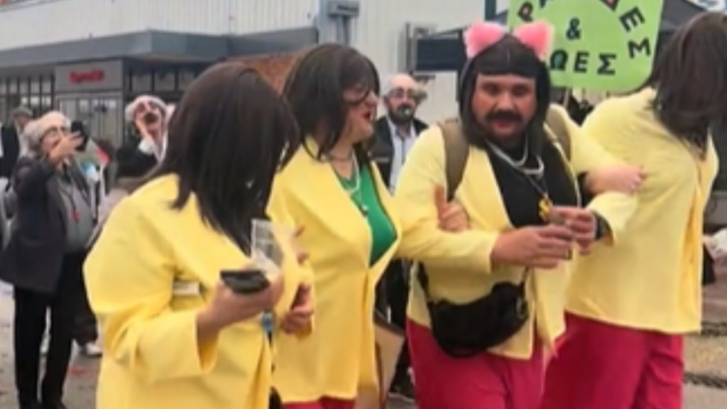 Διδυμότειχο: Καρναβαλιστές ντύθηκαν Ζωή Κωνσταντοπούλου και… “φραπές” – Δείτε το βίντεο