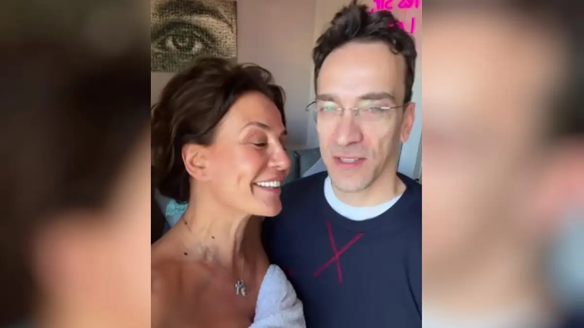 Η Δήμητρα Ματσούκα στο Παρίσι: Τραγουδάει τυλιγμένη σε άσπρη πετσέτα