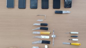 Έφοδος του ελληνικού FBI στις φυλακές Δομοκού – Βρέθηκαν μαχαίρια, κινητά και φορτιστές (βίντεο)