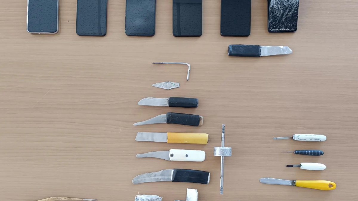 Έφοδος του ελληνικού FBI στις φυλακές Δομοκού – Βρέθηκαν μαχαίρια, κινητά και φορτιστές (βίντεο)